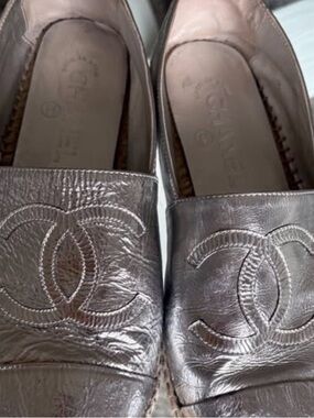 CHANEL Metallic Silver Leather Espadrilles with Interlocking CC